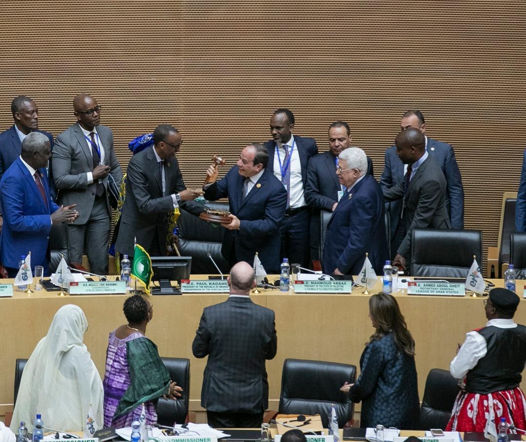 Kagame hands over AU chair to Sisi